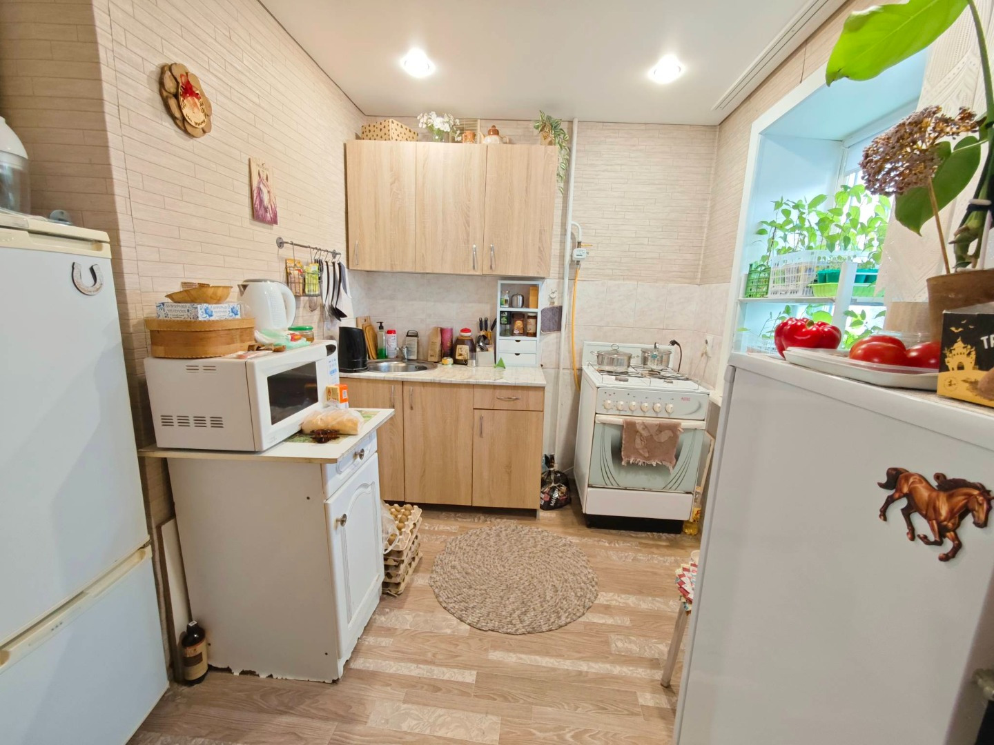 СРОЧНАЯ ПРОДАЖА!
Продам 2-х комнатную квартиру на втором этаже в трёхэтажном кирпичном доме.
В квартире сделан косметический ремонт:
- пластиковые окна;
- на стенах обои;
- пол линолеум;
- новая входная дверь;
- с/у кафель;
- заменена система отопления (радиаторы, стояки);
- балкон застеклен пластик