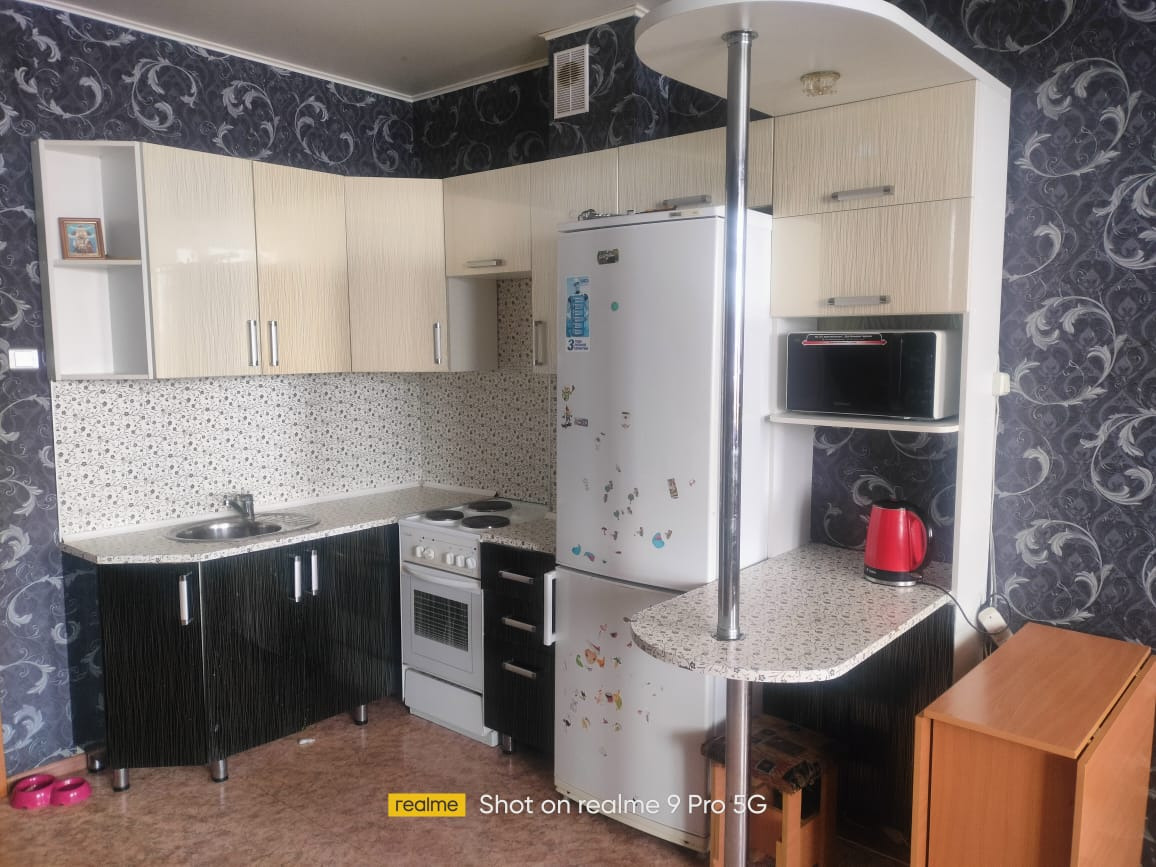 Продается квартира - студия в районе Зеленый клин.
Квартира находится на пятом этаже девятиэтажного дома. Общая площадь квартиры 38,8 м2. 
Окна выходят во вдвор дома. Квартира теплая, светлая, сделан косметический ремонт.  

Дом расположен в район где вся городская  инфраструктура  в шаговой доступн