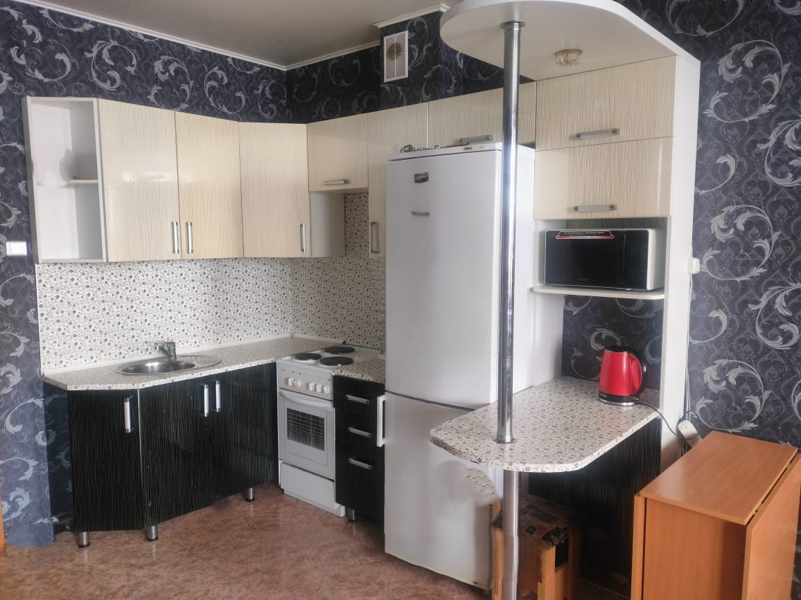 Продается квартира - студия в районе Зеленый клин.
Квартира находится на пятом этаже девятиэтажного дома. Общая площадь квартиры 38,8 м2. 
Окна выходят во вдвор дома. Квартира теплая, светлая, сделан косметический ремонт.  

Дом расположен в район где вся городская  инфраструктура  в шаговой доступн