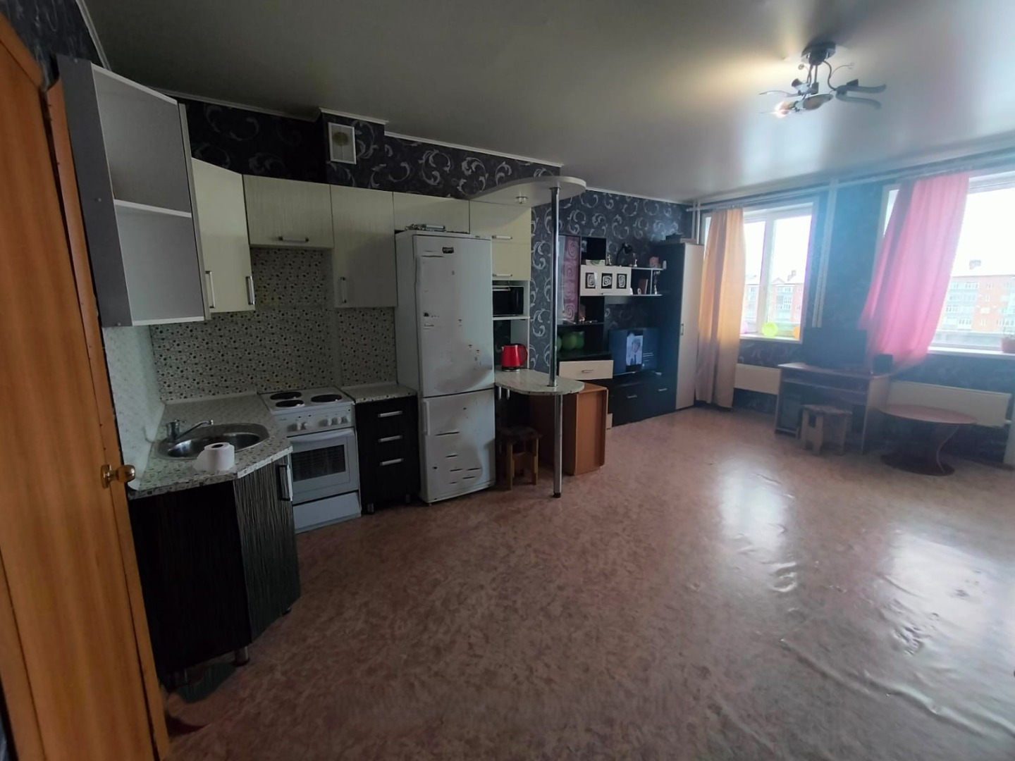 Продается квартира- студия в районе Зеленый клин.
Квартира-студия находится на пятом этаже девятиэтажного дома. Общая площадь квартиры 38,8 м2. 
Окна выходят во двор дома. Квартира теплая, светлая, сделан косметический ремонт.  

Дом расположен в район где вся городская  инфраструктура  в шаговой до