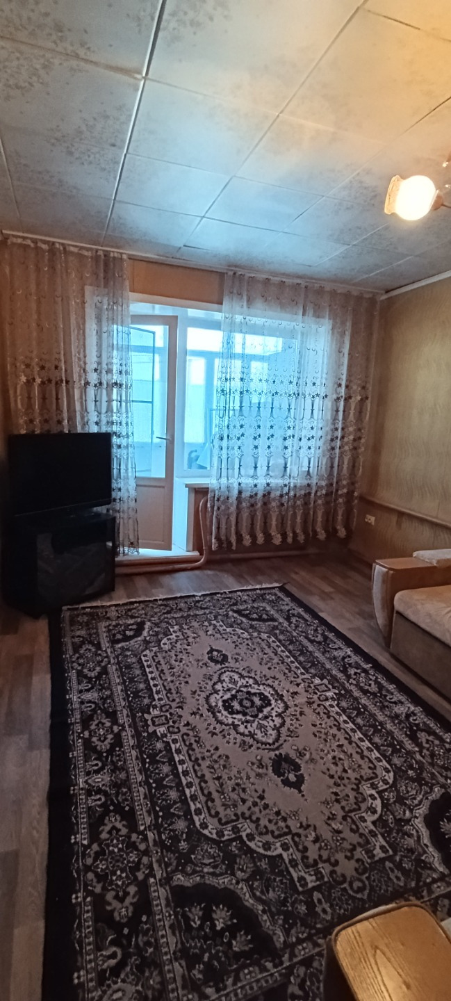 Предлагается к продаже квартира в пригороде Бийска, станция Чемровка.
От города 8 км , через каждые 30 минут ходят городские автобусы, билеты по цене  городского маршрута.
Квартира расположена на 1 этаже 2 х этажного панельного дома.
Комнаты изолированные,  санузел совмещён, кафель.
Санузел с душево