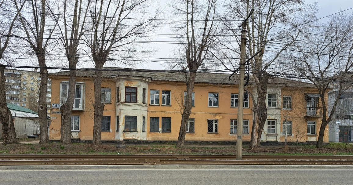 Предлагается к продаже 2 ком.кв в центре города, по красной линии, под бизнес.
Высота потолков в доме 3,20
Закрытый двор. 
Во дворе находятся: гараж, участок земли, сарайка с погребом - прикрепленные к данной квартире.
Документы в порядке. Материнский капитал при покупке не был использован.
Подойдет