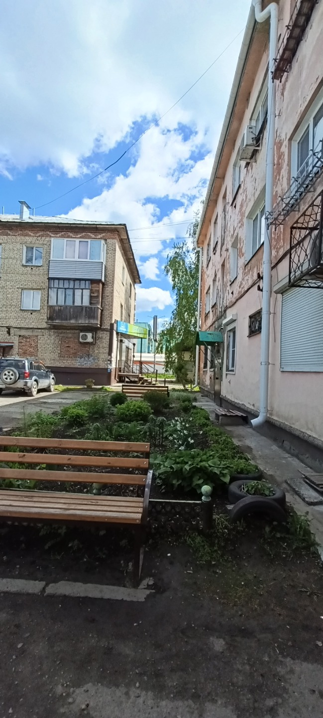 Сдаётся на длительный срок квартира в районе Вокзала.
Отличное место расположения, развита инфраструктура, рядом школа и детский сад, магазины, торговые центры, остановка транспорта, автовокзал и ЖД вокзал, до.
В квартире хорошее техническое состояние, установлены пластиковые окна, поменяны радиатор