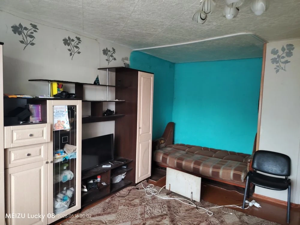 В продаже дом площадью 43.8м2.В живописном селе Верх-Обский Смоленского района.Дом находится в самом центре села,все в шаговой доступности(школа,детский сад,магазины,остановка).Отопление печное-водяное,сан.узел в доме.