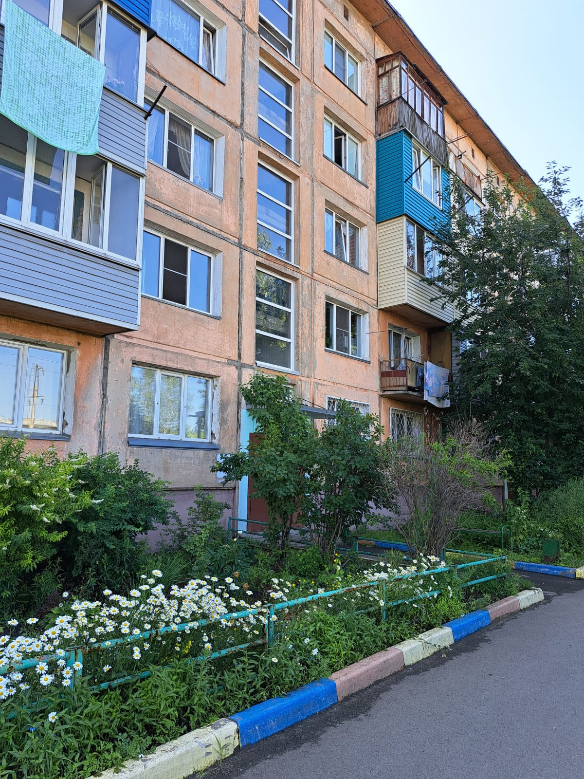 Предлагается к продаже квартира в р-оне Колокольчика.
Квартира не угловая, комнаты изолированные, два балкона.
Техническое состояние - под ремонт.
В шаговой доступности: река, лес, остановка автобуса, детский сад, магазины и др.
Два взрослых собственника.
Материнский капитал в данной квартире не зад