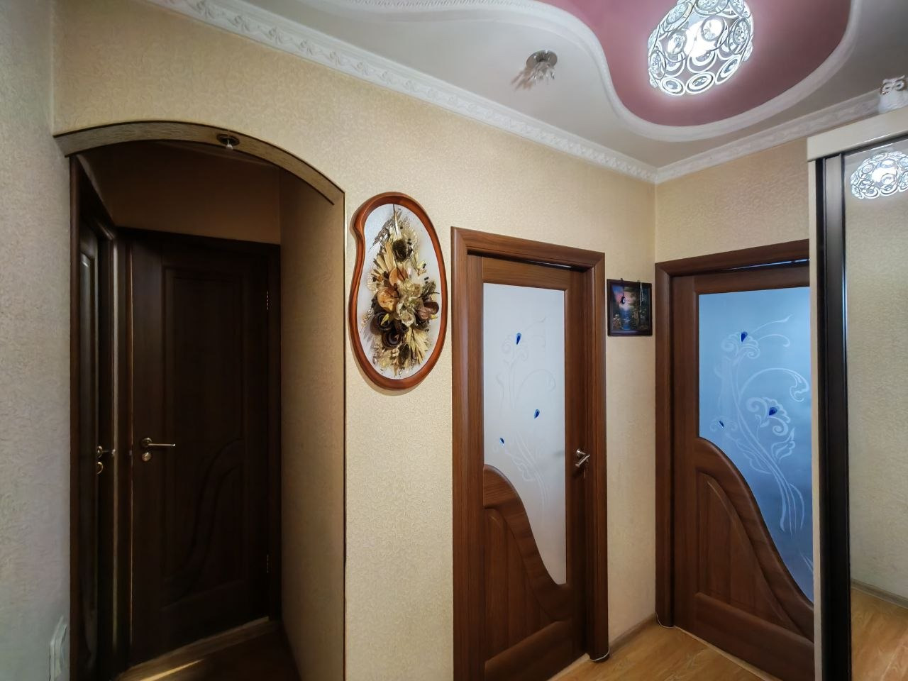 Продается просторная трехкомнатная квартира в экологически чистом и спокойном районе нашего города. Кирпичный дом, толстые стены! Шатровая крыша. Квартира угловая, что является преимуществом в кирпичном доме. Состояние: «Заезжай и живи».
Основные характеристики:
• Планировка: Все комнаты изолированы