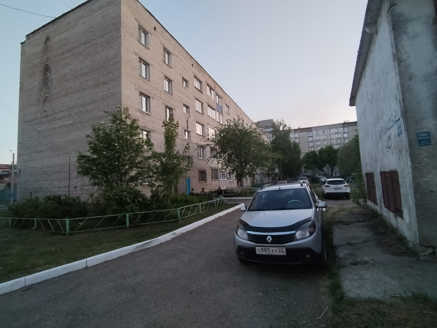 Продаётся уютная трёхкомнатная квартира на втором этаже кирпичного дома в районе с развитой инфраструктурой.
Кирпичные и панельные дома кардинально различаются по технологии строительства, комфорту проживания и долговечности. 
Главные отличия заключаются в следующем:
•	Срок службы и надежность: Кирп