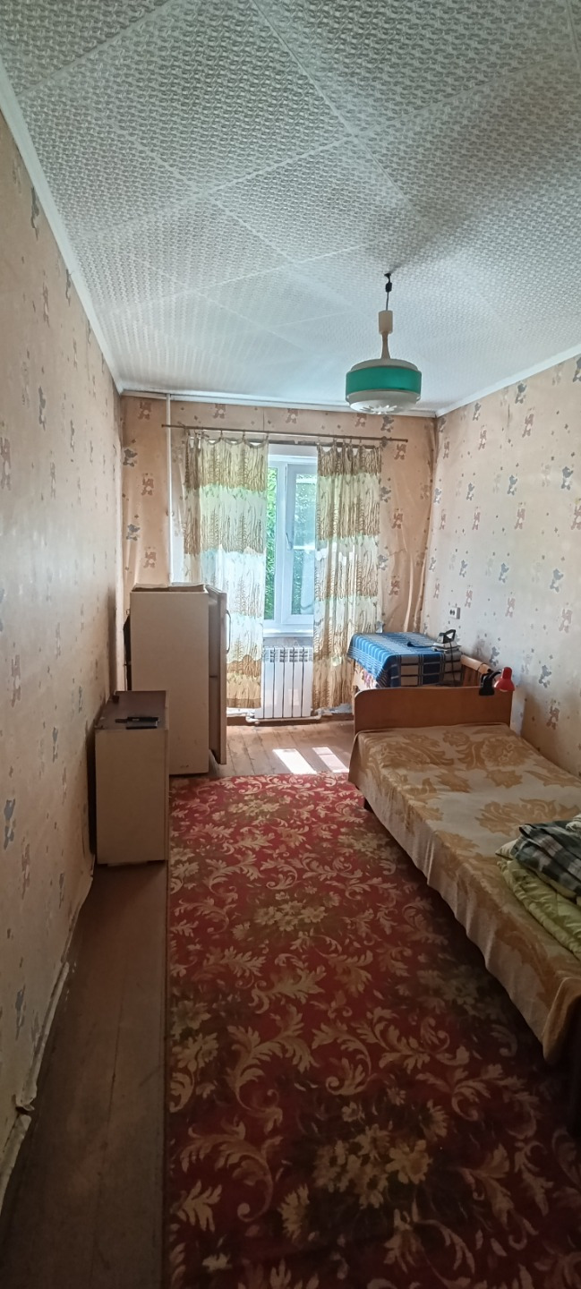 Квартира расположена в Приобском районе города, район Приобской  Ярмарки.
Развита инфраструктура, рядом школа и детский сад, магазины, Приобская Ярмарка, остановка транспорта,  поликлиника, удобная транспортная развязка, недалеко Понтонный мост.
Квартира под ремонт, есть возможность сделать под  себ