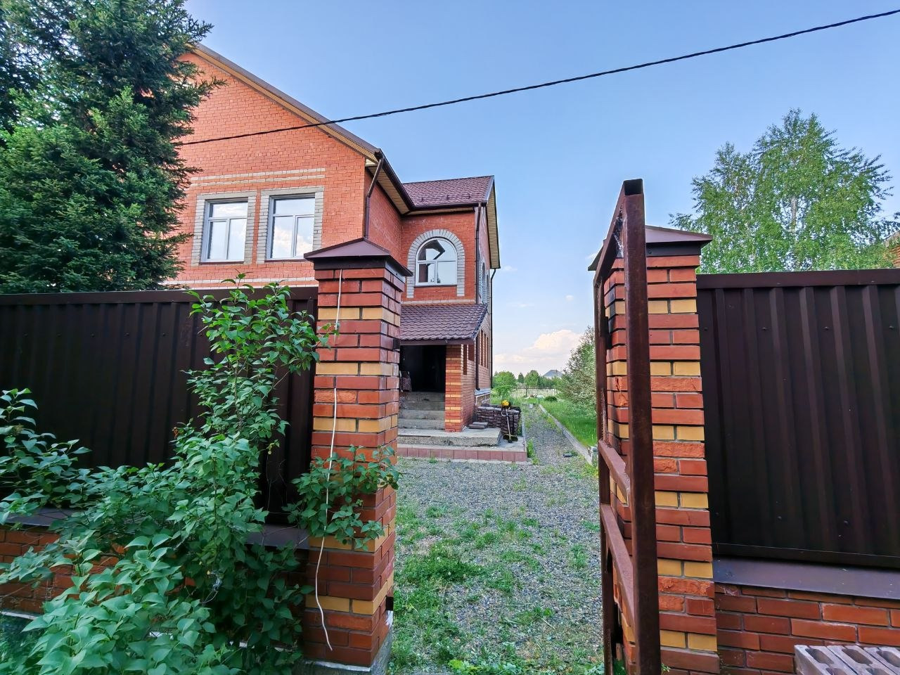 Продается капитальный кирпичный дом площадью 350 м² в экологически чистом районе. Идеальное сочетание загородного спокойствия и близости к городу (22 км до Бийска).
Ваше личное место силы у соснового леса и реки Катунь ??
Представьте: утро начинается не с шума машин, а с пения птиц и аромата хвойног