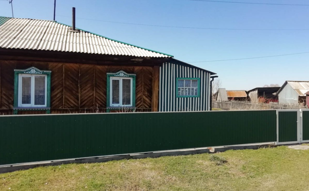 Предлагается к продаже трех-комнатная благоустроенная квартира на земле.
Три комнаты + кухня, прихожая, санузел, веранда.
Квартира очень теплая, окна пластиковые, хорошее техническое состояние.
Вода центральная, новый септик. Отопление печное-водяное.
Участок земли 32 сотки, хватит на огород и на пл