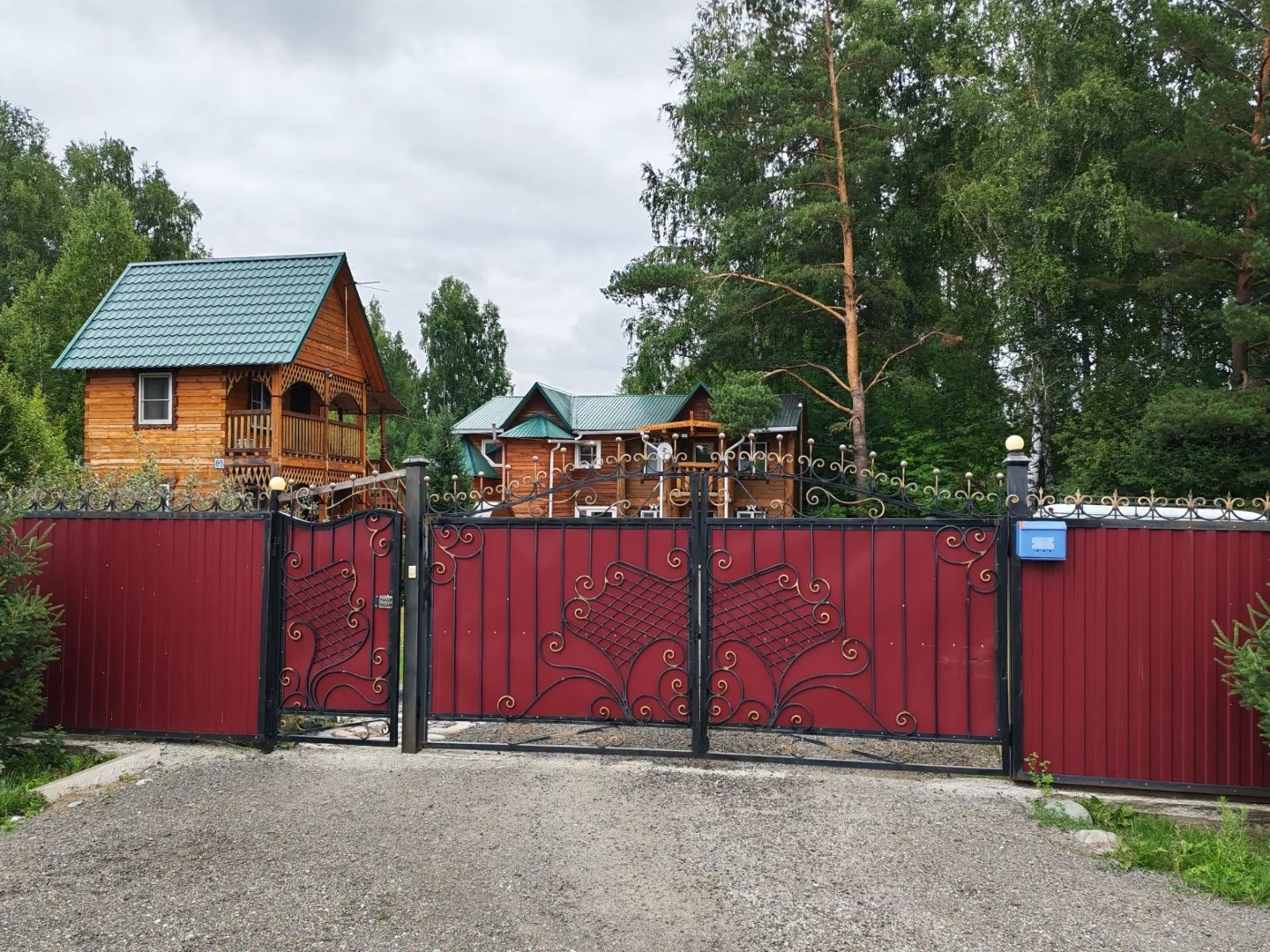 ВНИМАНИЕ! Адекватная стоимость, с учётом расположения и состояния объекта!
Ваш собственный дом в сердце Алтая: Гостевой дом с видом на горы и хвойным лесом
 Представьте: утро, вы выходите на террасу с чашкой кофе, вдыхаете аромат соснового леса и наблюдаете, как солнце поднимается над заснеженными в