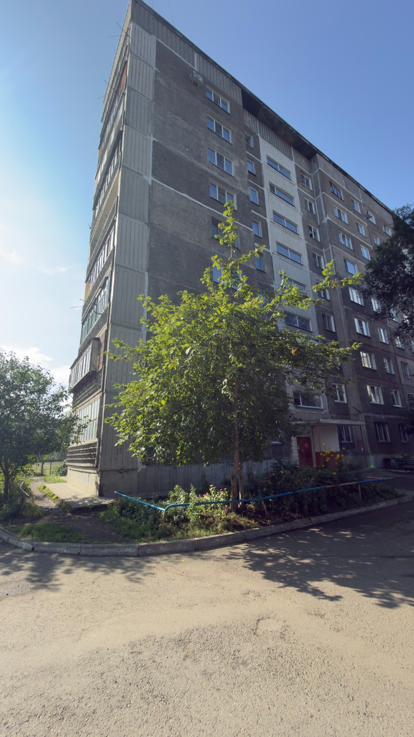 Продается светлая, чистая и просторная 3-комнатная квартира. В квартире выполнен свежий косметический ремонт — всё аккуратно, ухоженно и готово для комфортного проживания без лишних вложений на старте!
Район с развитой инфраструктурой: в шаговой доступности расположены магазины, школа № 17 и детский