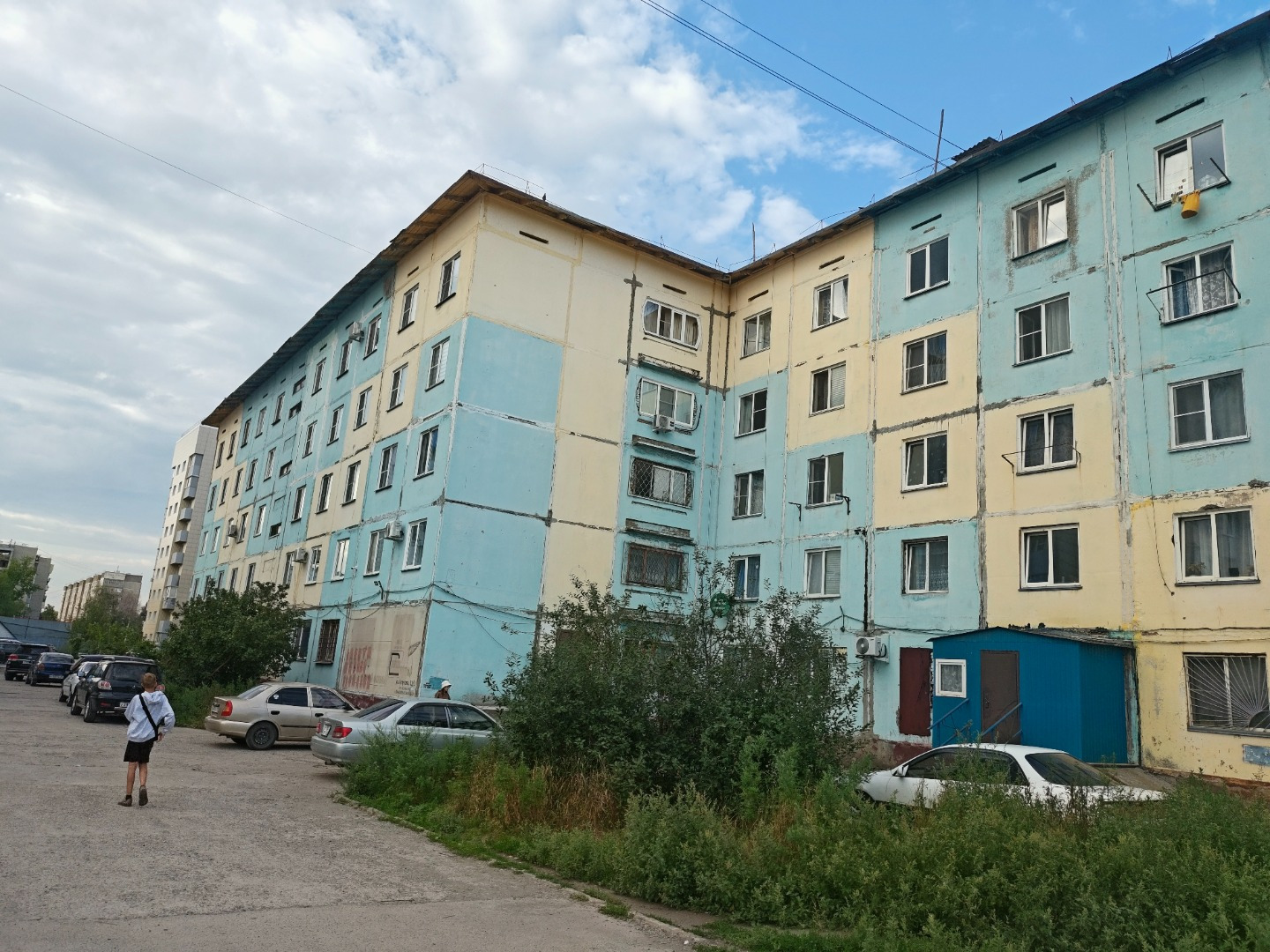 ПРОДАЕТСЯ ОТЛИЧНАЯ КОМНАТА !!!
В комнате сделан ремонт , окно пластик , радиаторы поменяны , потолок протянут , новые обои .
Новая входная дверь , отдельный туалет и душевая в секции на 2 комнаты , горячая - холодная вода ( с возможностью протянуть в комнату )!!!
Соседи порядочные ( АЛКОГОЛИКОВ НЕТ 
