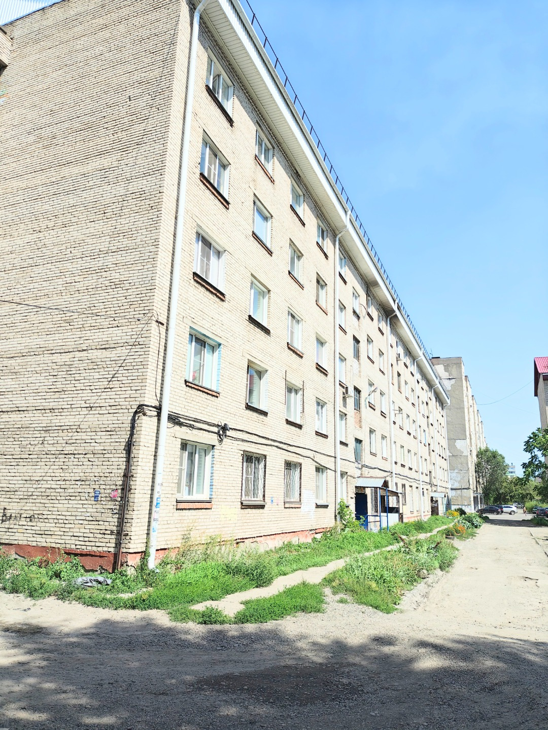 ОТЛИЧНАЯ КВАРТИРА В РАЙОНЕ ПОЛИТЕХНИЧЕСКОГО ИНСТЕТУТА .
Дом расположен в хорошей локации - в шаговой доступности вся развитая инфраструктура .
Остановки общественного транспорта , магазины , учебные заведения , больница .
Все что нужно для комфортного проживания !!!
Потолки высокие- натянуты , окна 