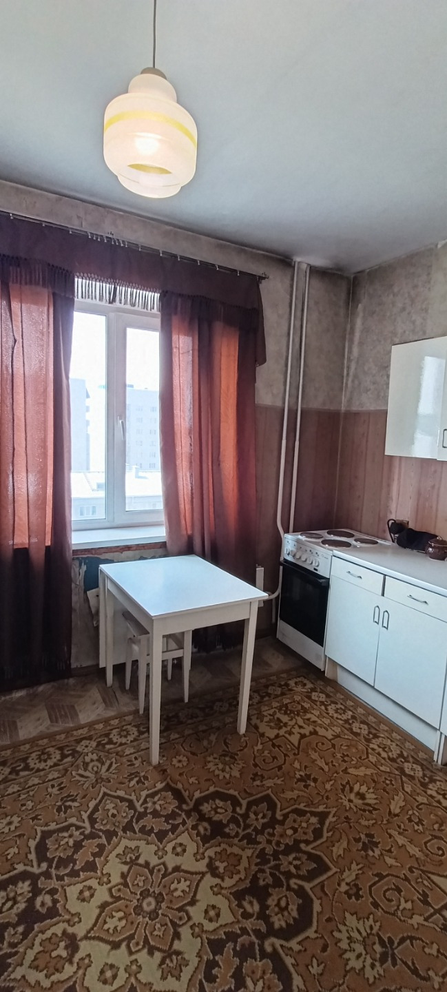 Внимание!!!
Отличный вариант!!!
Квартира   находится в 9ти этажном доме, район АБ.
Район с развитой инфраструктурой, дом расположен в квартале, удобное расположение.
Рядом Лицей, детский сад, школа, остановки транспорта, удобная транспортная развязка, неподалеку понтонный мост.
Рядом магазины и торг