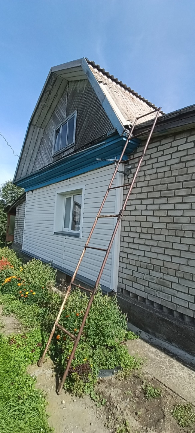 Продается дом, отдельно стоящий  в пригороде Бийска, 22 км от города, в посёлке Чуйский.
Автобус в город ходит каждый час.
Идеальное место расположения, дом расположен на высоком месте, красивейшие виды открываются вокруг.
В 5 ти минутах находится река Катунь, 22 карьеры.
Чистый свежий воздух.
В дом