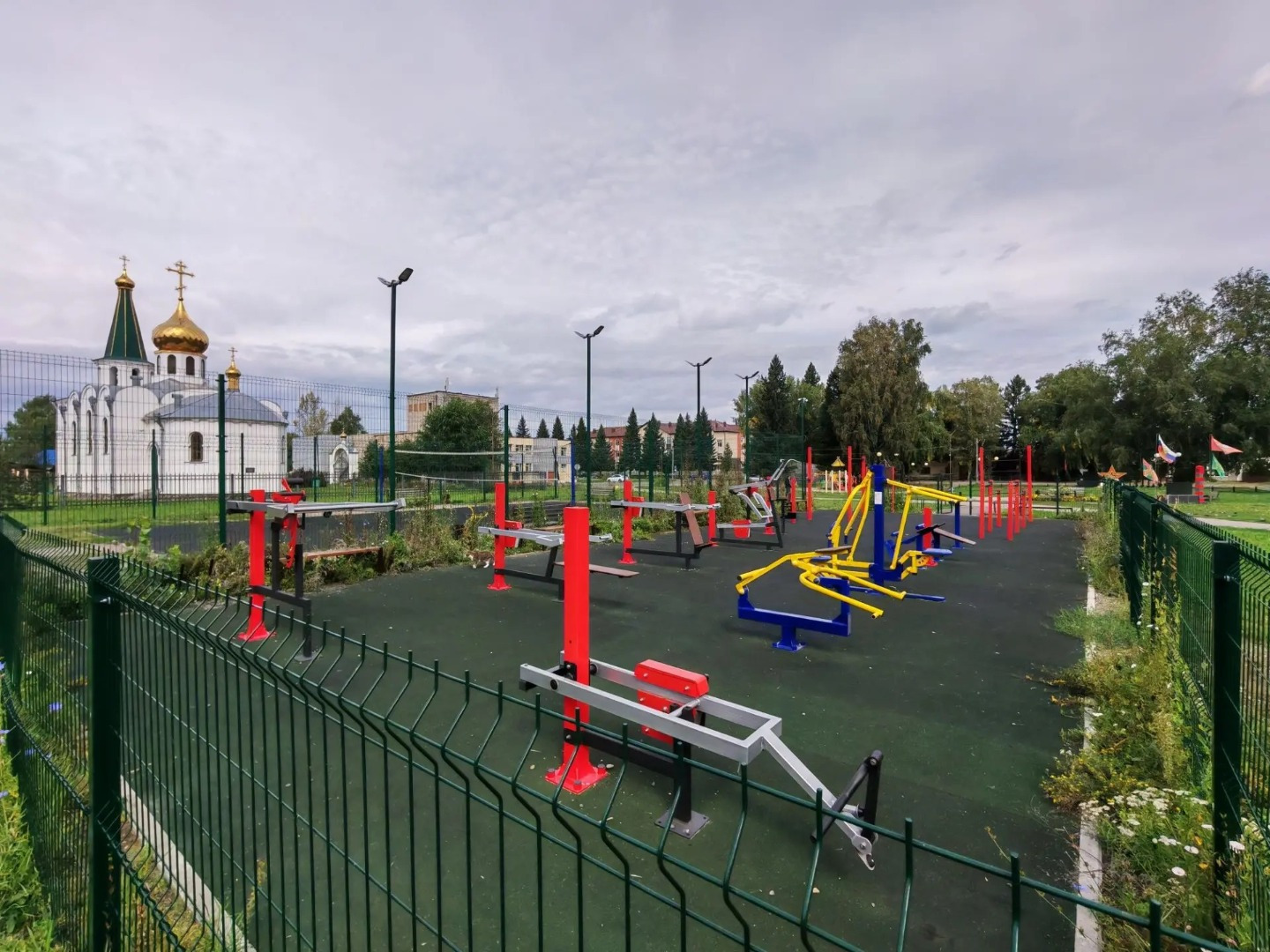 Ваш идеальный дом в трёх минутах ходьбы от пляжа р.Катунь! 17 соток в самом центре села!
Мечтаете о загородной жизни, но не готовы жертвовать городским комфортом? Это предложение для вас!
Продается просторный, ровный и полностью огороженный участок 17 соток в самом сердце села Верх-Катунское. Село д