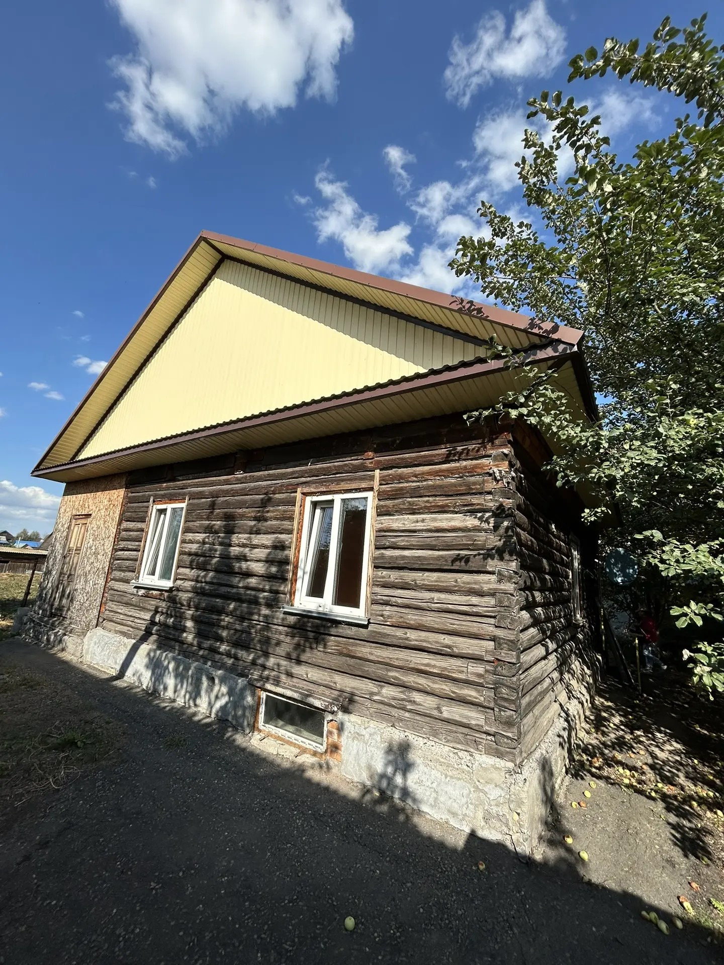 Продается уютный, теплый дом площадью 75 кв.м. на просторном участке 13 соток!

Отличный вариант для большой семьи и тех, кто мечтает о собственном доме с большим потенциалом. Дом расположен по адресу: с. Первомайское, ул. Березовая

О доме:

Планировка: 3 жилые комнаты — места хватит всем. Кухня 10